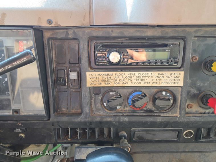 image for item EF1955 2000 International 4900 dump truck