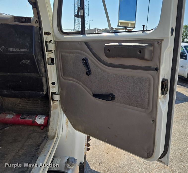 image for item EF1955 2000 International 4900 dump truck