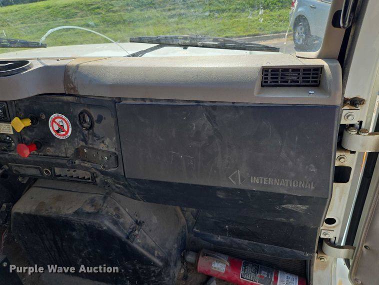 image for item EF1955 2000 International 4900 dump truck