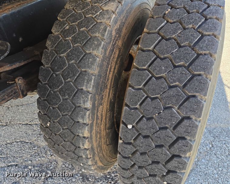 image for item EF1955 2000 International 4900 dump truck