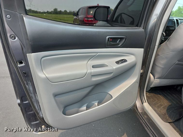 image for item EF3721 2015 Toyota Tacoma Double Cab pickup truck