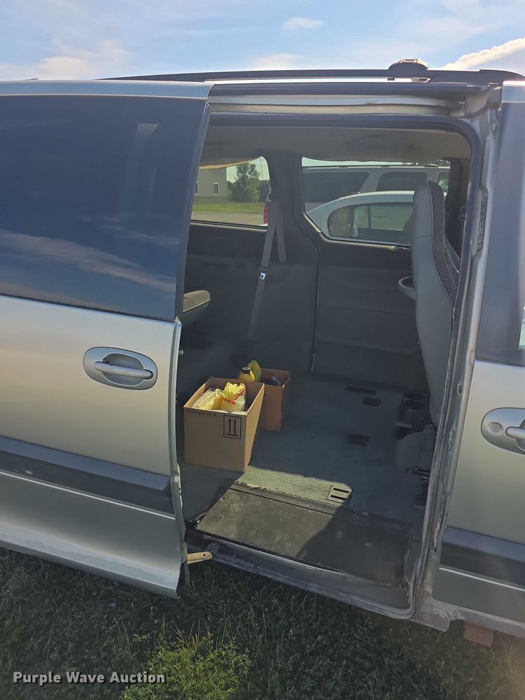 image for item EF3736 2000 Dodge Grand Caravan SE handicap accessible van