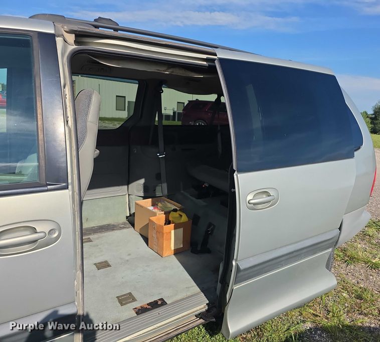 image for item EF3736 2000 Dodge Grand Caravan SE handicap accessible van