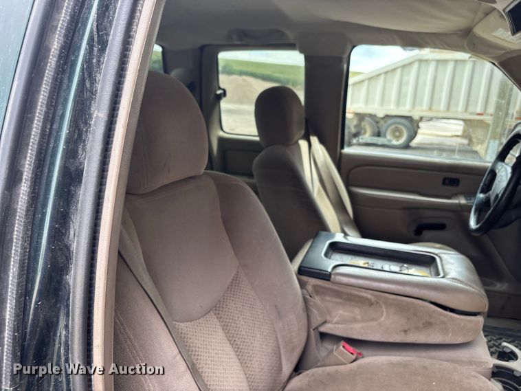 image for item EJ7632 2004 Chevrolet Silverado 1500 Ext. Cab pickup truck