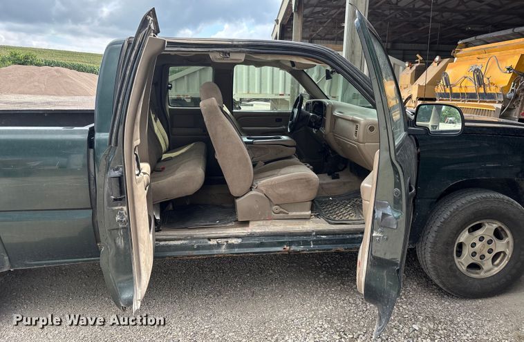 image for item EJ7632 2004 Chevrolet Silverado 1500 Ext. Cab pickup truck