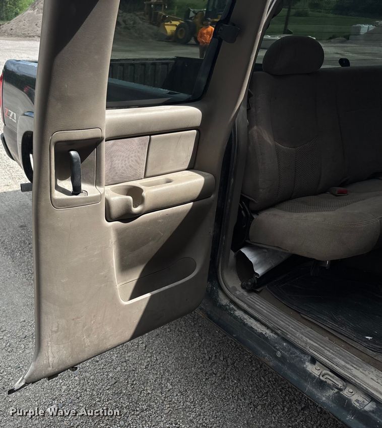 image for item EJ7632 2004 Chevrolet Silverado 1500 Ext. Cab pickup truck