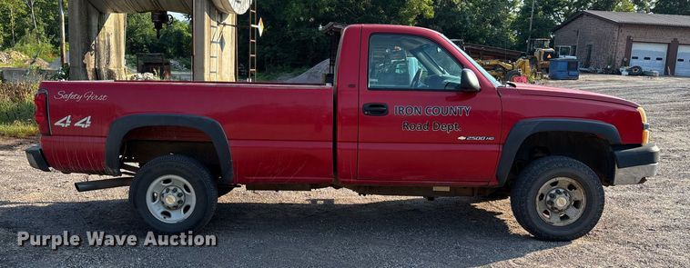 image for item EJ7634 2004 Chevrolet Silverado 2500HD pickup truck