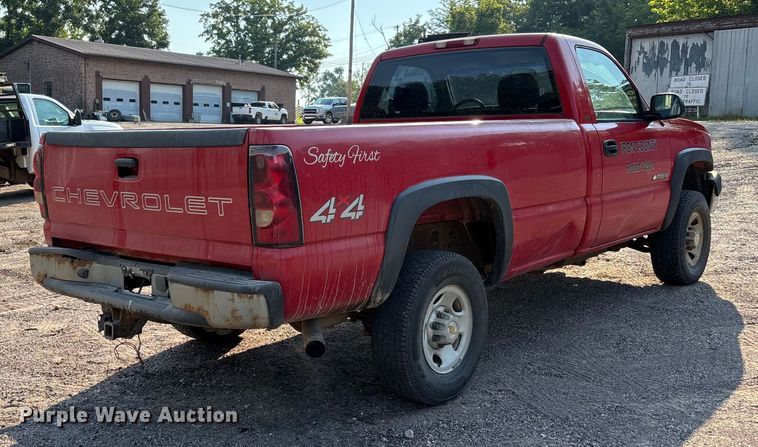 image for item EJ7634 2004 Chevrolet Silverado 2500HD pickup truck