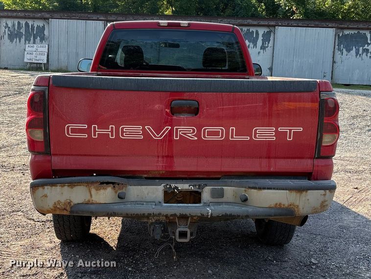 image for item EJ7634 2004 Chevrolet Silverado 2500HD pickup truck