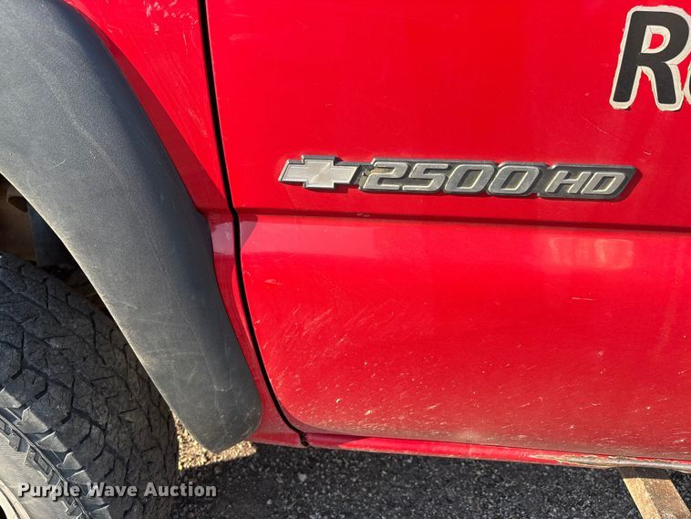 image for item EJ7634 2004 Chevrolet Silverado 2500HD pickup truck