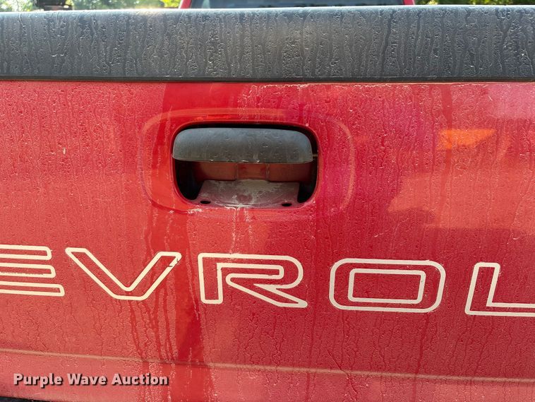 image for item EJ7634 2004 Chevrolet Silverado 2500HD pickup truck