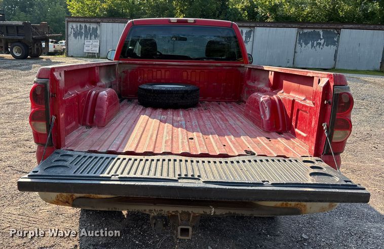 image for item EJ7634 2004 Chevrolet Silverado 2500HD pickup truck