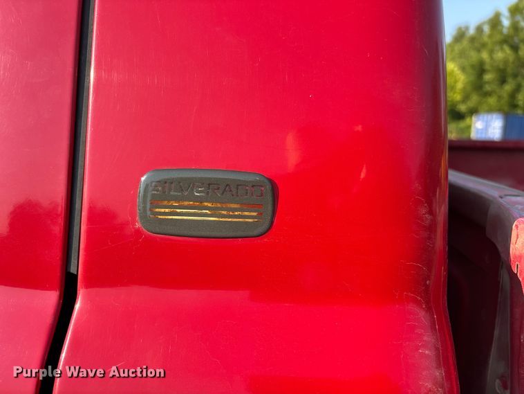 image for item EJ7634 2004 Chevrolet Silverado 2500HD pickup truck