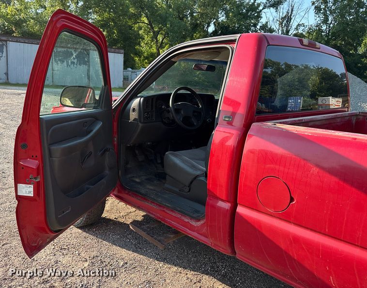 image for item EJ7634 2004 Chevrolet Silverado 2500HD pickup truck