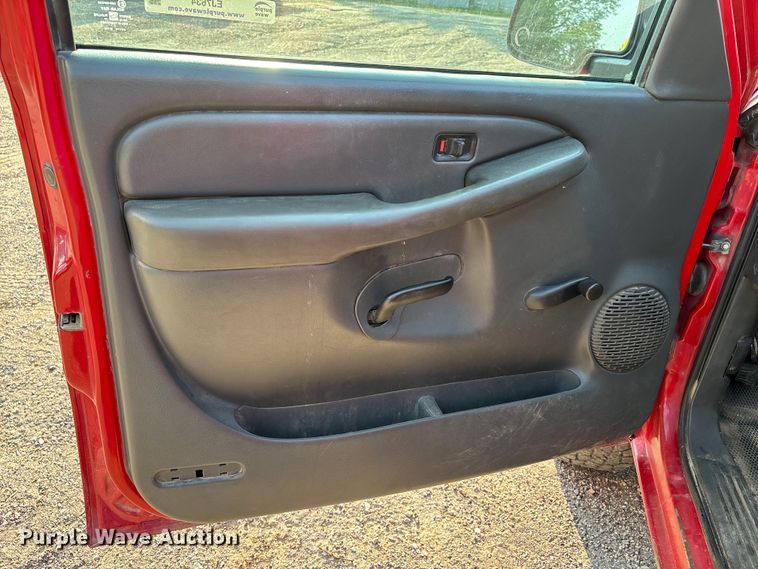 image for item EJ7634 2004 Chevrolet Silverado 2500HD pickup truck