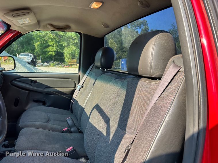 image for item EJ7634 2004 Chevrolet Silverado 2500HD pickup truck