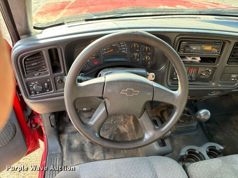 image for item EJ7634 2004 Chevrolet Silverado 2500HD pickup truck