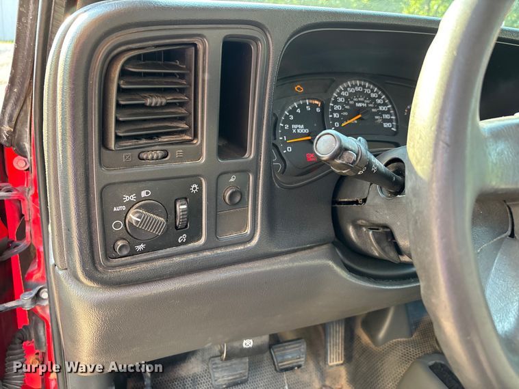 image for item EJ7634 2004 Chevrolet Silverado 2500HD pickup truck