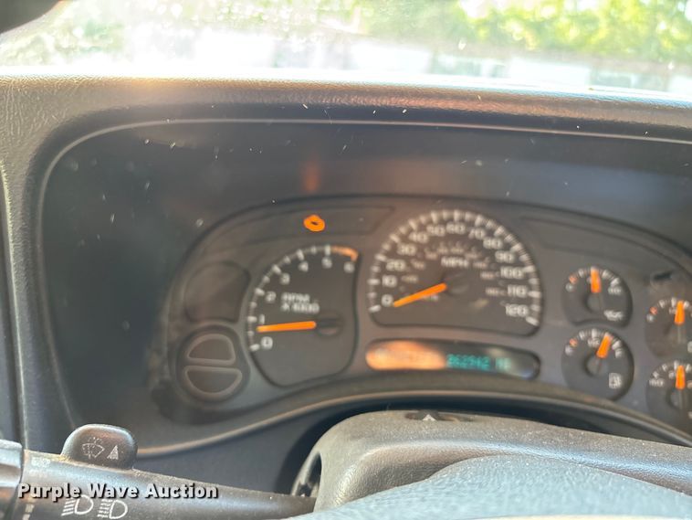 image for item EJ7634 2004 Chevrolet Silverado 2500HD pickup truck