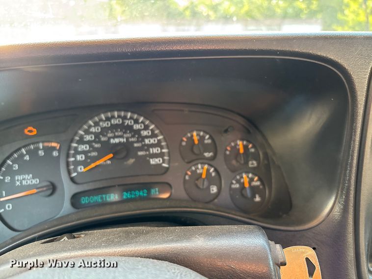 image for item EJ7634 2004 Chevrolet Silverado 2500HD pickup truck