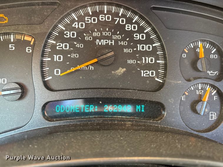 image for item EJ7634 2004 Chevrolet Silverado 2500HD pickup truck