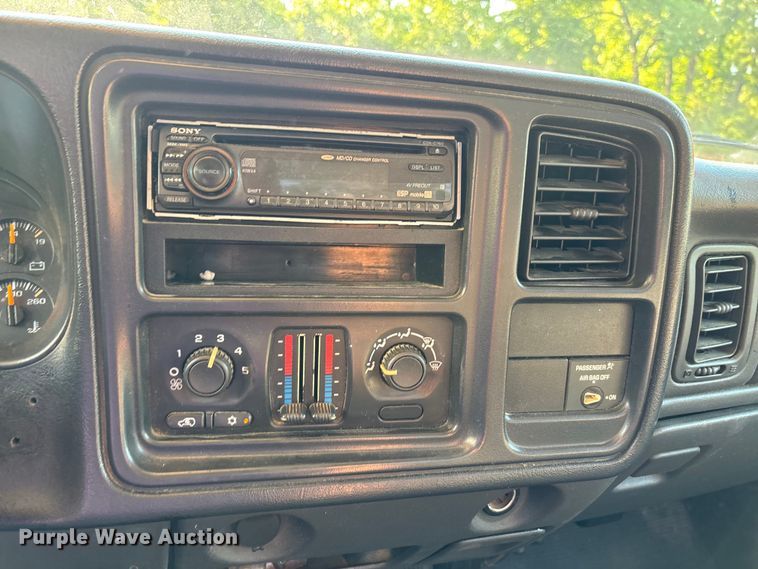 image for item EJ7634 2004 Chevrolet Silverado 2500HD pickup truck