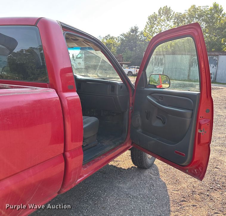 image for item EJ7634 2004 Chevrolet Silverado 2500HD pickup truck