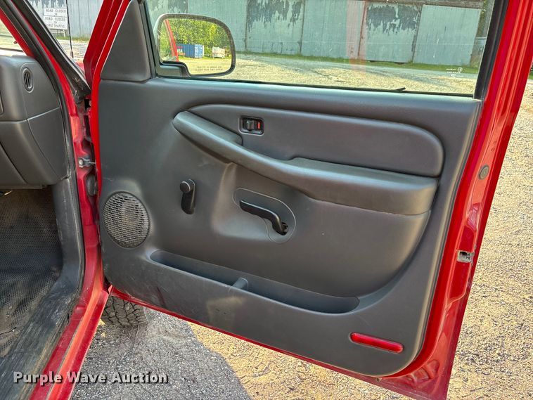 image for item EJ7634 2004 Chevrolet Silverado 2500HD pickup truck