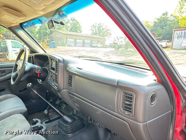 image for item EJ7634 2004 Chevrolet Silverado 2500HD pickup truck