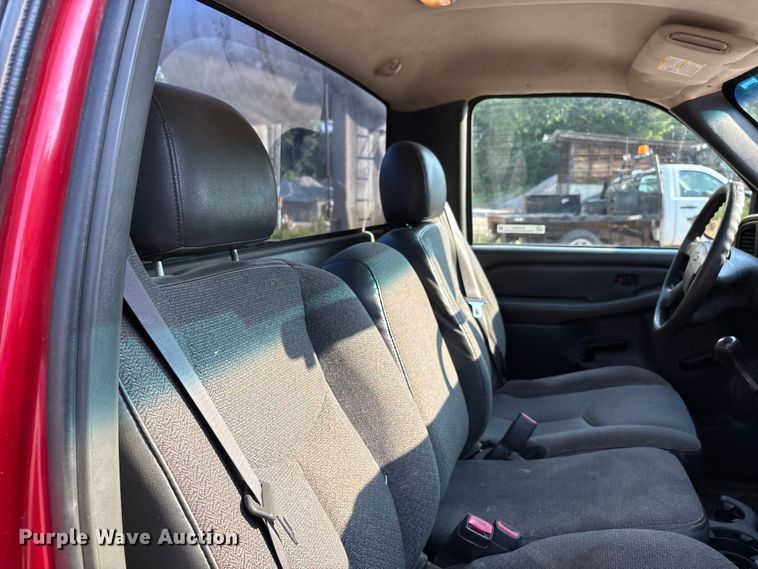 image for item EJ7634 2004 Chevrolet Silverado 2500HD pickup truck