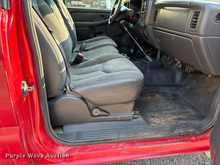 image for item EJ7634 2004 Chevrolet Silverado 2500HD pickup truck