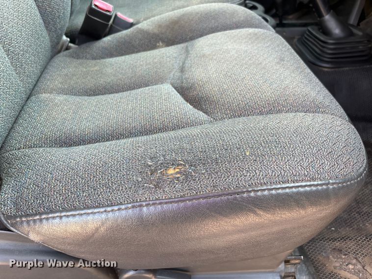 image for item EJ7634 2004 Chevrolet Silverado 2500HD pickup truck