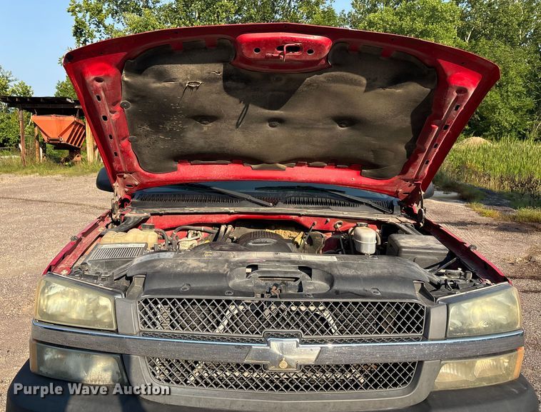 image for item EJ7634 2004 Chevrolet Silverado 2500HD pickup truck