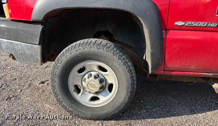 image for item EJ7634 2004 Chevrolet Silverado 2500HD pickup truck