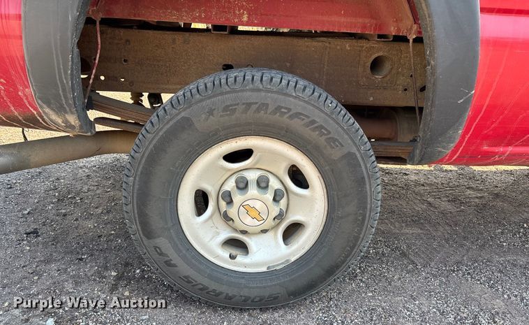 image for item EJ7634 2004 Chevrolet Silverado 2500HD pickup truck