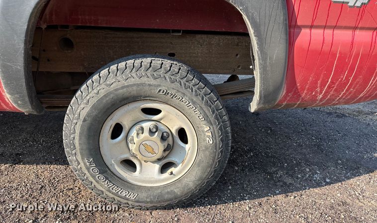 image for item EJ7634 2004 Chevrolet Silverado 2500HD pickup truck