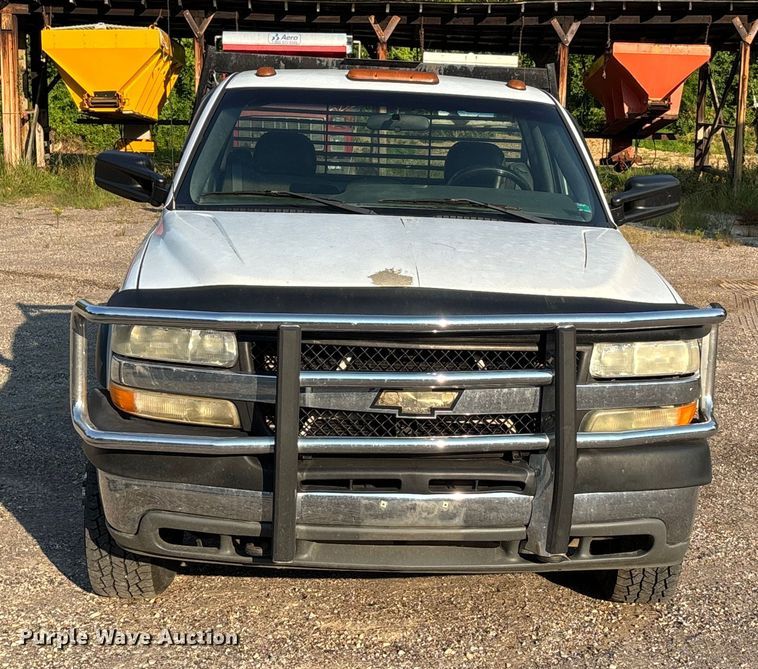 image for item EJ7635 2001 Chevrolet Silverado 3500 flatbed pickup truck