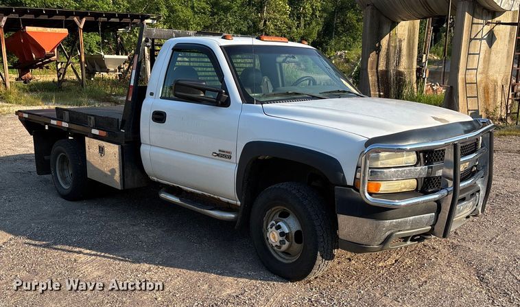 image for item EJ7635 2001 Chevrolet Silverado 3500 flatbed pickup truck