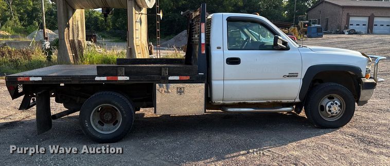 image for item EJ7635 2001 Chevrolet Silverado 3500 flatbed pickup truck