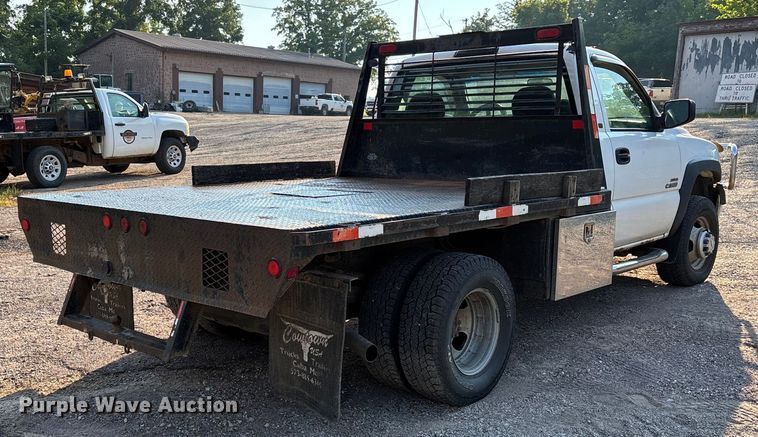 image for item EJ7635 2001 Chevrolet Silverado 3500 flatbed pickup truck