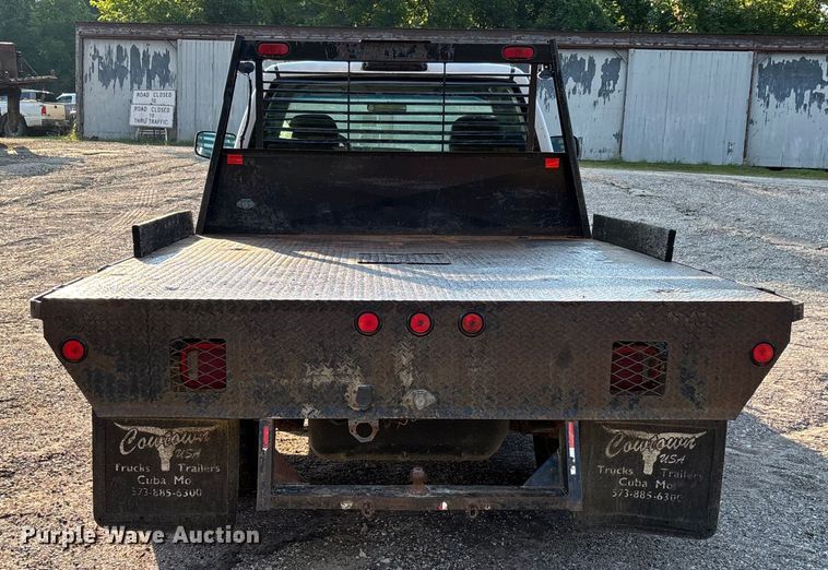 image for item EJ7635 2001 Chevrolet Silverado 3500 flatbed pickup truck