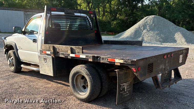 image for item EJ7635 2001 Chevrolet Silverado 3500 flatbed pickup truck