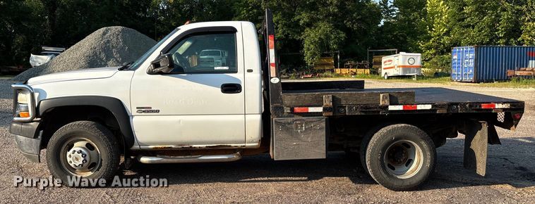 image for item EJ7635 2001 Chevrolet Silverado 3500 flatbed pickup truck