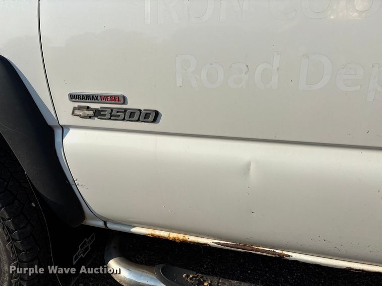 image for item EJ7635 2001 Chevrolet Silverado 3500 flatbed pickup truck