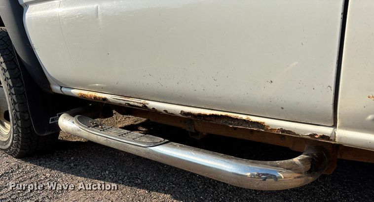 image for item EJ7635 2001 Chevrolet Silverado 3500 flatbed pickup truck