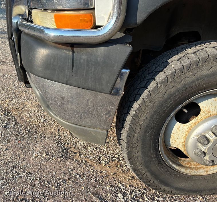 image for item EJ7635 2001 Chevrolet Silverado 3500 flatbed pickup truck