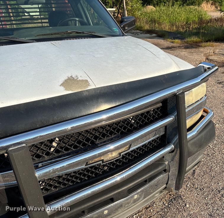 image for item EJ7635 2001 Chevrolet Silverado 3500 flatbed pickup truck