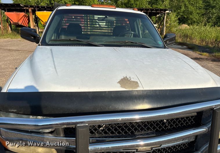 image for item EJ7635 2001 Chevrolet Silverado 3500 flatbed pickup truck