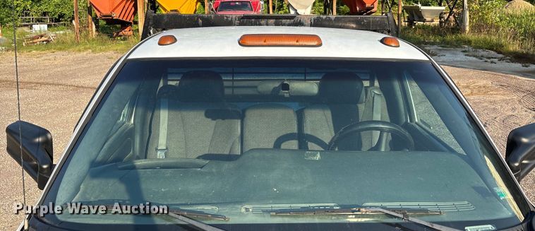 image for item EJ7635 2001 Chevrolet Silverado 3500 flatbed pickup truck