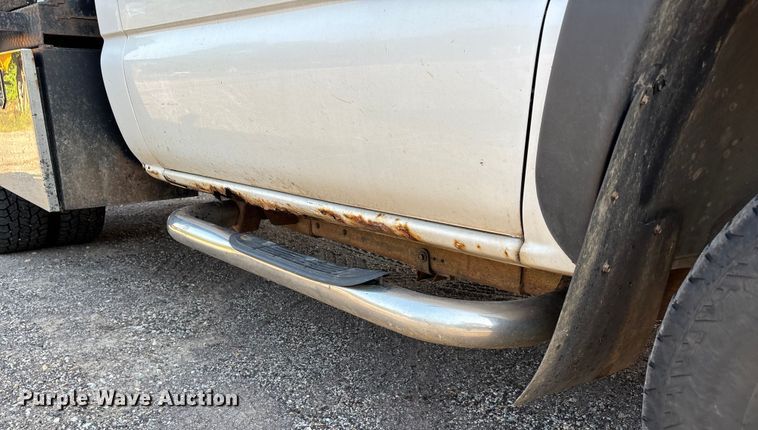 image for item EJ7635 2001 Chevrolet Silverado 3500 flatbed pickup truck